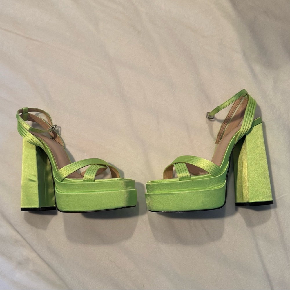 Glamorous satin platformed heeled sandals in lime.